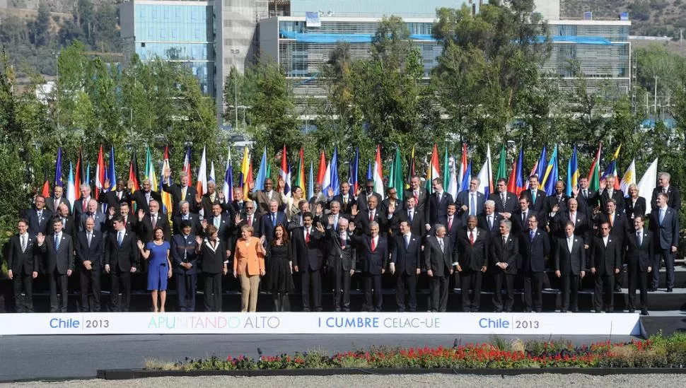 FOTO DE FAMILIA. La capital chilena es la sede de la cumbre de jefes de Estados de Latinoamérica, el Caribe y la Unión Europea. En ese encuentro se intentará avanzar con políticas que tiendan a fortalecer las relaciones interbloques.  REUTERS