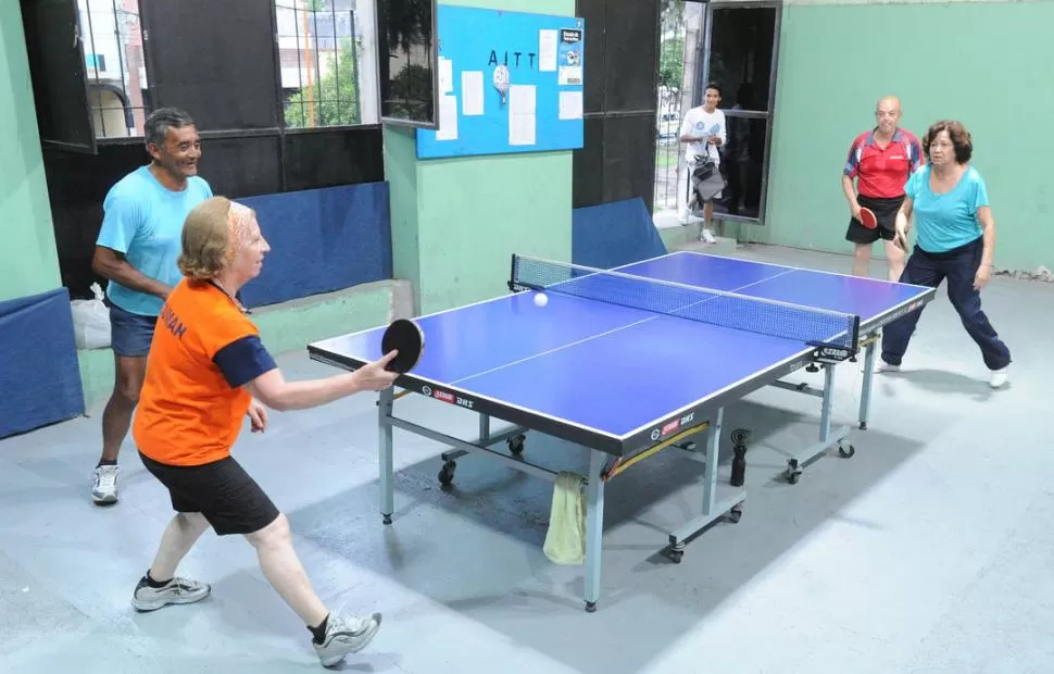 PUERTAS ABIERTAS. Personas de todas las edades concurren diariamente al salón del Complejo Avellaneda para divertirse peloteando en las mesas. 