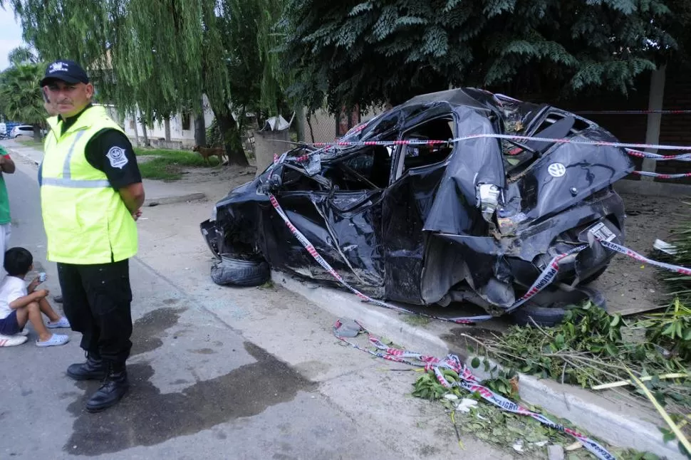 EN LA VEREDA. El Volkswagen Fox que conducía Claudia Ayala chocó contra el cordón, dio tumbos unos 80 metros, colisionó a Nieva y quedó detenido. LA GACETA / FOTOS DE ANALIA JARAMILLO