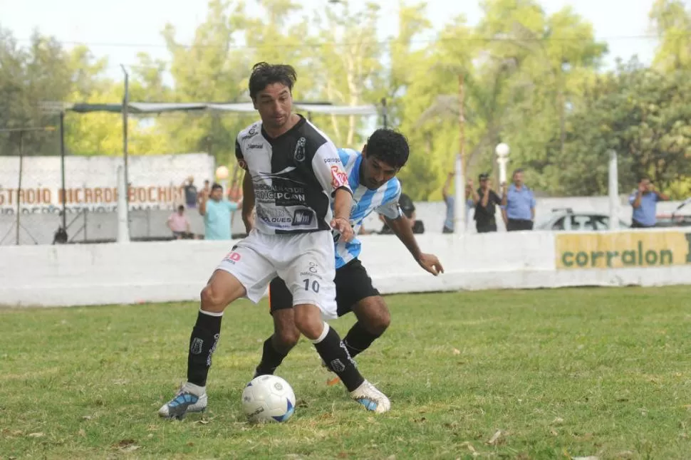 CONDUCTOR. García manejó los tiempos y asistió a Saavedra en el tercer gol. 