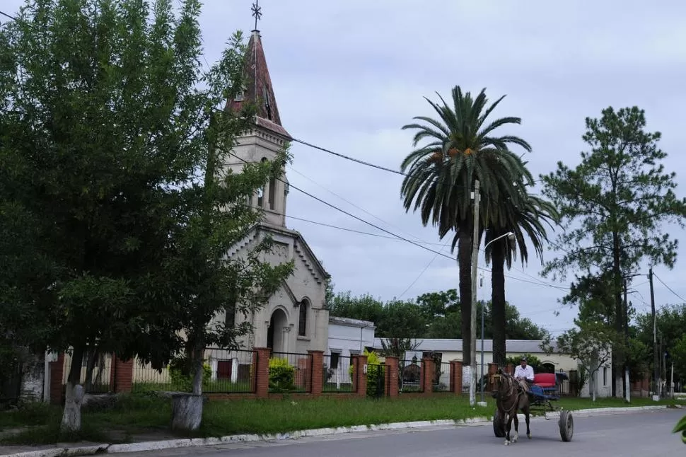 UN VACÍO. Pocos lugareños circulaban por el centro de Santa Rosa de Leales.  