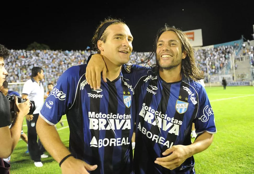 EXTASIADO. Con la vincha en cualquier lado, Cobelli recibe las felicitaciones de Ladino. Ninguno puede ocultar la sonrisa. 