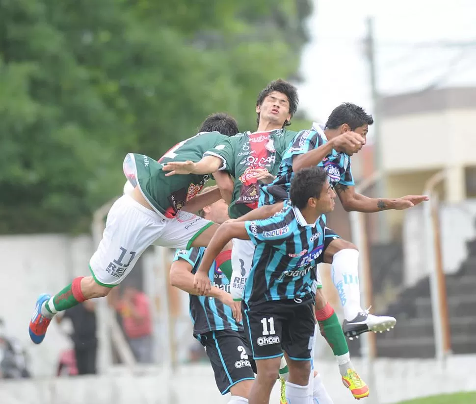 MAS ALTO QUE TODOS. Narese, de San Jorge, despeja pese a las presencias de Bubas, Fernández y Bay, de Racing. 