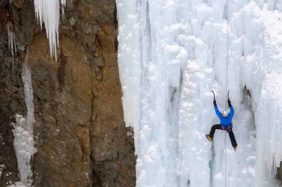Escalada en una pared de hielo artificial a bajísimas temperaturas