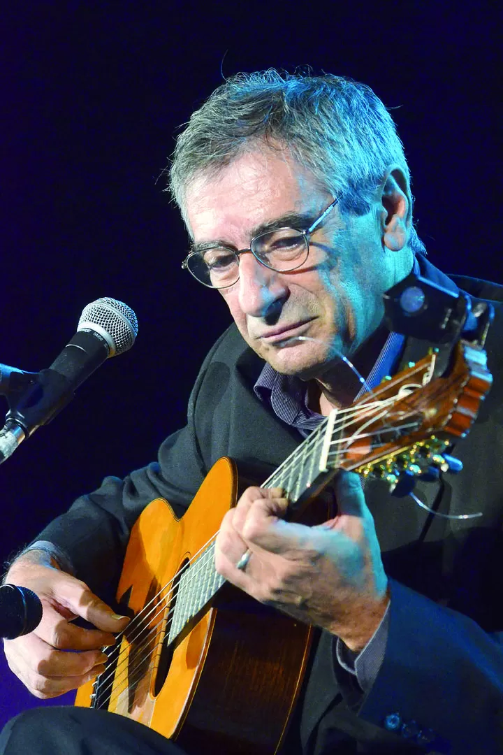 UN REIVINDICADOR. Juan Falú enfrentó al publicó solo, armado nada más que con su guitarra. Enmudeció a todos con Pastor de las nubes, de Fernando Portal y Manuel Castilla. Cuando terminó, lo ovacionaron. TELAM