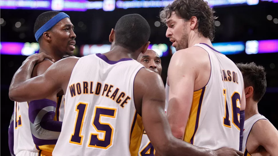 ¿HAY EQUIPO? Howard, World Peace, Gasol, Nash y Bryant celebran la buena noche en el Staples Center.  REUTERS