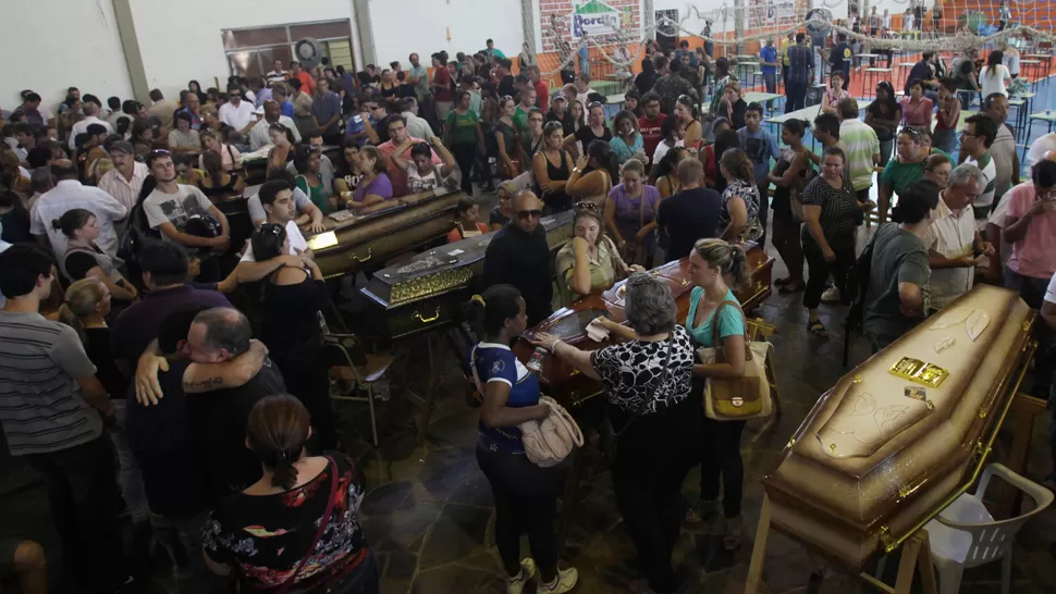 DOLOR. Centenares de personas acompañaron los cuerpos de sus seres queridos en diferentes velatorios colectivos, en Santa María. REUTERS