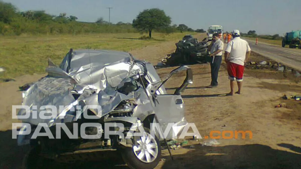 DESTRUIDOS. Los vehículos quedaron irreconocibles después del choque. FOTO TOMADA DE DIARIOPANORAMA.COM