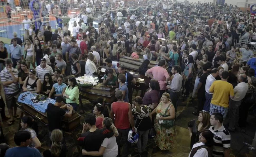 DOLOR Y DESPEDIDA. Los más de 200 cuerpos fueron llevados al Centro Deportivo Municipal local para ser reconocidas por los forenses y los familiares, ya que el Instituto Médico Legal de la ciudad no tiene capacidad para recibirlos. FOTOS DE REUTERS