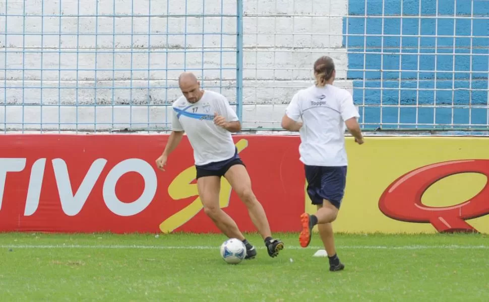 BALÓN DOMINADO. Deivis Barone, de Atlético, y Rodrigo Malbernat, de San Martín, están ilusionados con ser protagonistas del duelo que revolucionará a la provincia. LA GACETA / FRANCO VERA