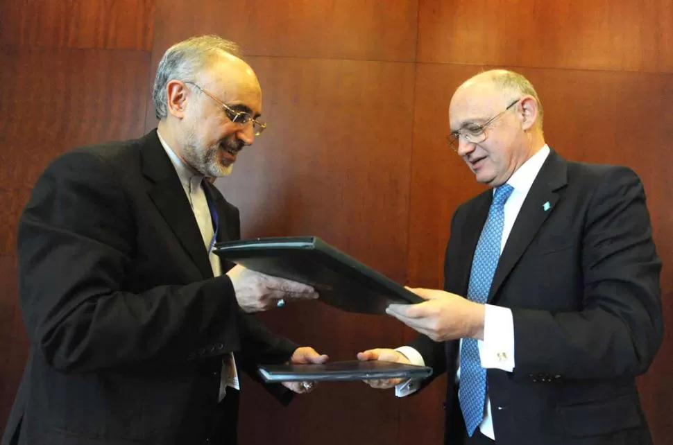 MEMORÁNDUM DE ENTENDIMIENTO. En Adis Abeba, Salehi y Timerman intercambian documentos luego de pactar una investigación sobre la AMIA. TELAM