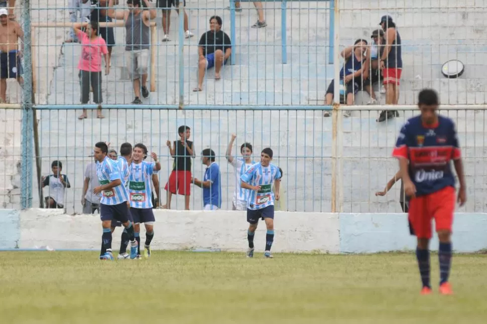 ¿DÓNDE ESTÁ EL GOLEADOR? Méndez, uno de los refuerzos que llegaron al león en el verano, saluda a Fabián García, quien anotó uno de los goles en el estadio de Banda del Río Salí. El público, feliz. 