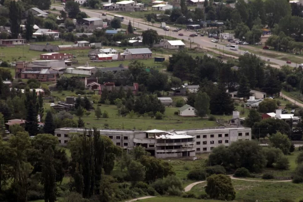 EL ESTABLECIMIENTO CUESTIONADO. Foto panorámica del hotel Embajador del Tafí, obra que, según sus dueños, debía estar terminada en 2009. GENTILEZA DIEGO ARAOZ