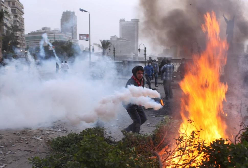 DESPUÉS DE LA DECLARACIÓN DE QUEDA POR 30 DÍAS. Muchos egipcios, disconformes con Mursi, salieron a protestar en la plaza Tahrir. REUTERS