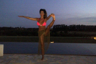 Jelinek calentó Twitter con su sesión de yoga