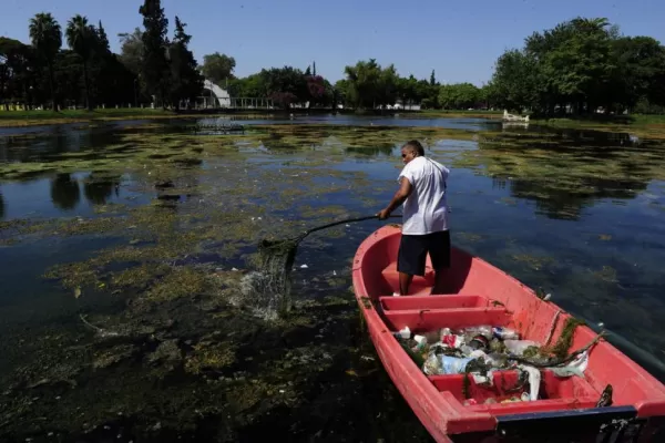 Planean desagotar el lago para tapar fisuras y dragarlo