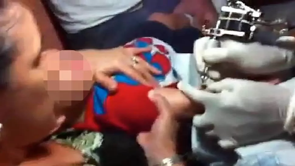 SUFRE. El menor de edad grita desesperado por el dolor que causa la aguja del tatuador. FOTO TOMADA DE THESUN.CO.UK