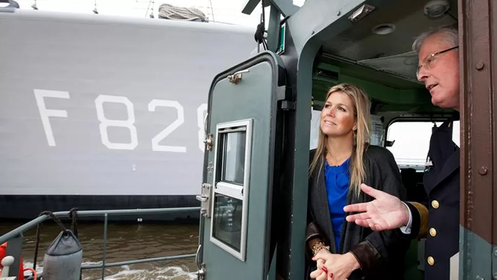 PRIMERA ACTIVIDAD. En su recorrida, Máxima dialogó con el personal de la Armada Naval holandesa. FOTO TOMADA DE DEFENSIE.NL