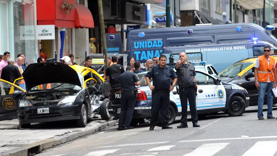 DESGRACIA. La víctima es una mujer que intentaba cruzar la calle cuando fue embestida. TELAM