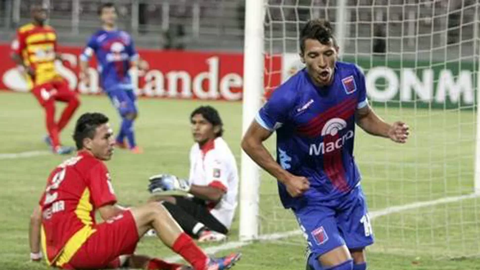 GRITO. Botta ya anotó el primer gol y sale a festejarlo con sus compañeros. FOTO TOMADA DE ELUNIVERSAL.COM