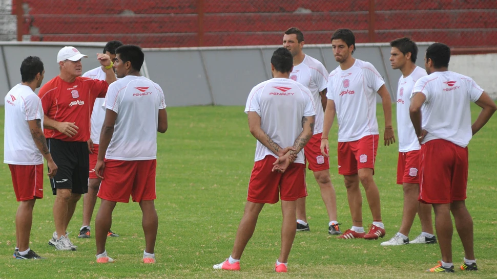 INDICACIONES. Ramacciotti habla con parte del equipo titular durante el último entrenamiento en La Ciudadela. LA GACETA / MARIA SILVIA GRANARA