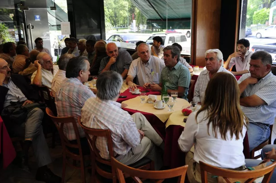 EN COMÚN. Los disidentes, encabezados por Cano (en el centro, de camisa a cuadros), definieron la agenda de 2013. LA GACETA / FOTO DE JORGE OLMOS SGROSSO