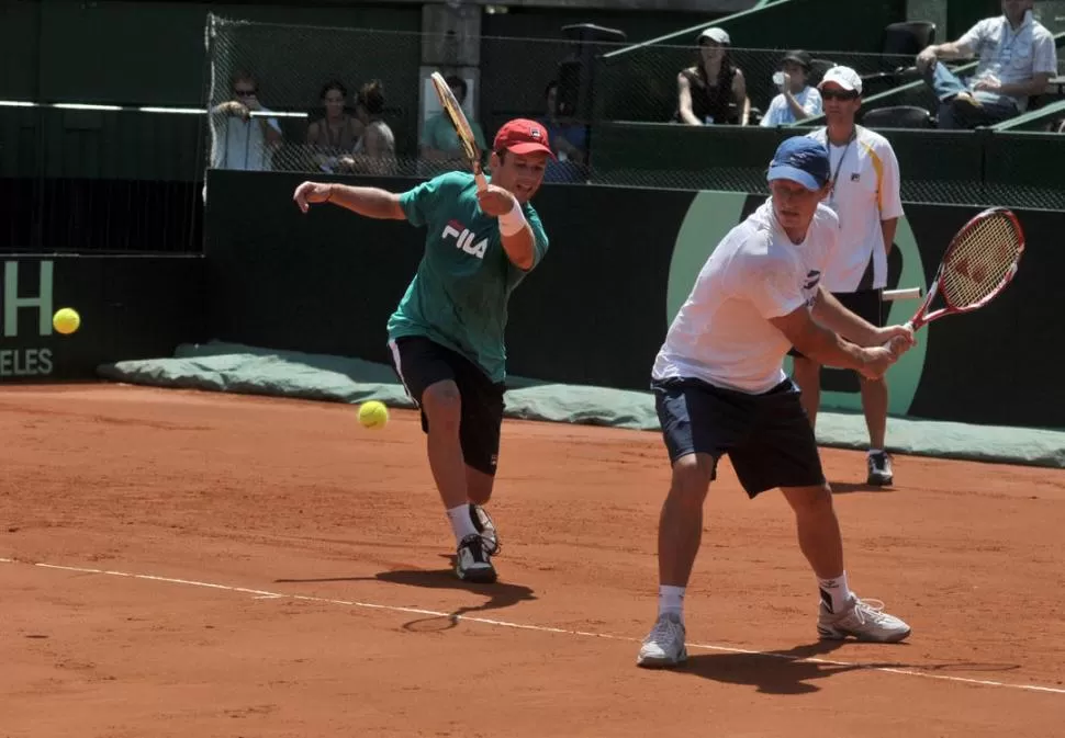 CONFIADOS. Zeballos y Nalbandian volvieron a jugar juntos en dobles durante los ensayos de ayer del equipo argentino. 