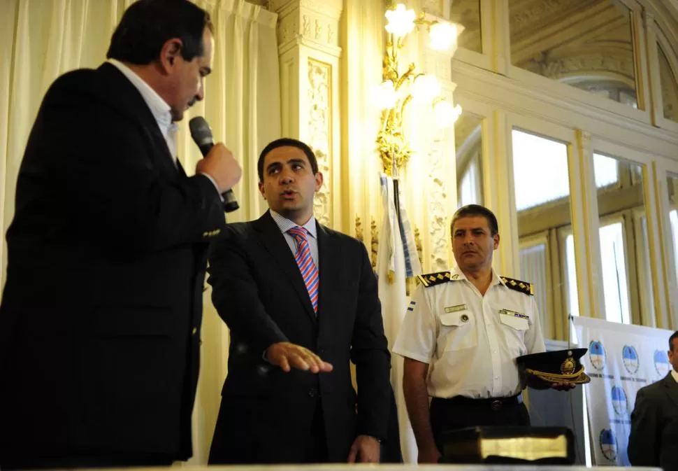 JURAMENTO. El abogado Paul Hofer (al centro) y el comisario general Víctor Sánchez asumieron sus cargos en el Salón Blanco de Casa de Gobierno.  LA GACETA / FOTOS DE JORGE OLMOS SGROSSO