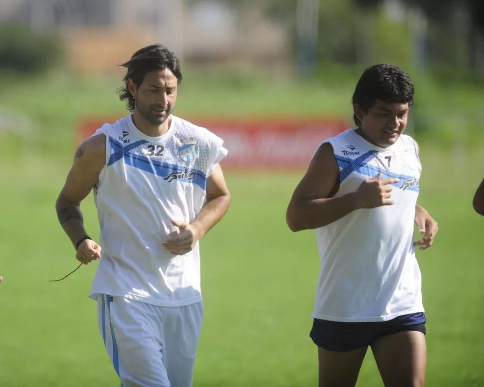 A RELAJAR LOS MÚSCULOS. Lucchetti trota en el Complejo donde ayer se entrenó liviano junto a los otros titulares. 