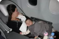 Si vas a viajar en avión con tus hijos, pedí el portabebé y llevá entretenimientos