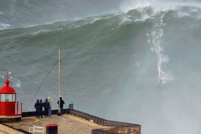 Garrett McNamara remontó una ola de 30 metros y batió su propio récord