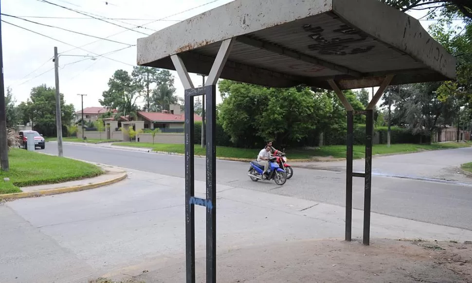 LA ESQUINA DEL ASALTO. La maestra jardinera esperaba el colectivo en este refugio cuando recibió el disparo.  