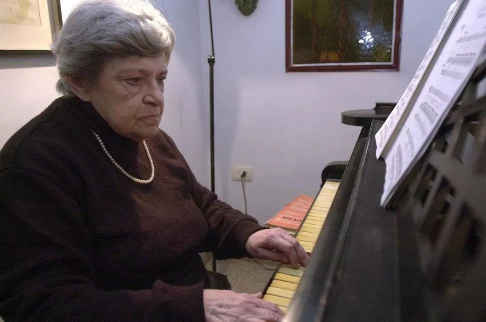 SOBRE LAS TECLAS. Raia tocando a Desiré, como bautizó a su piano. LA GACETA / FOTO DE ANALíA JARAMILLO 