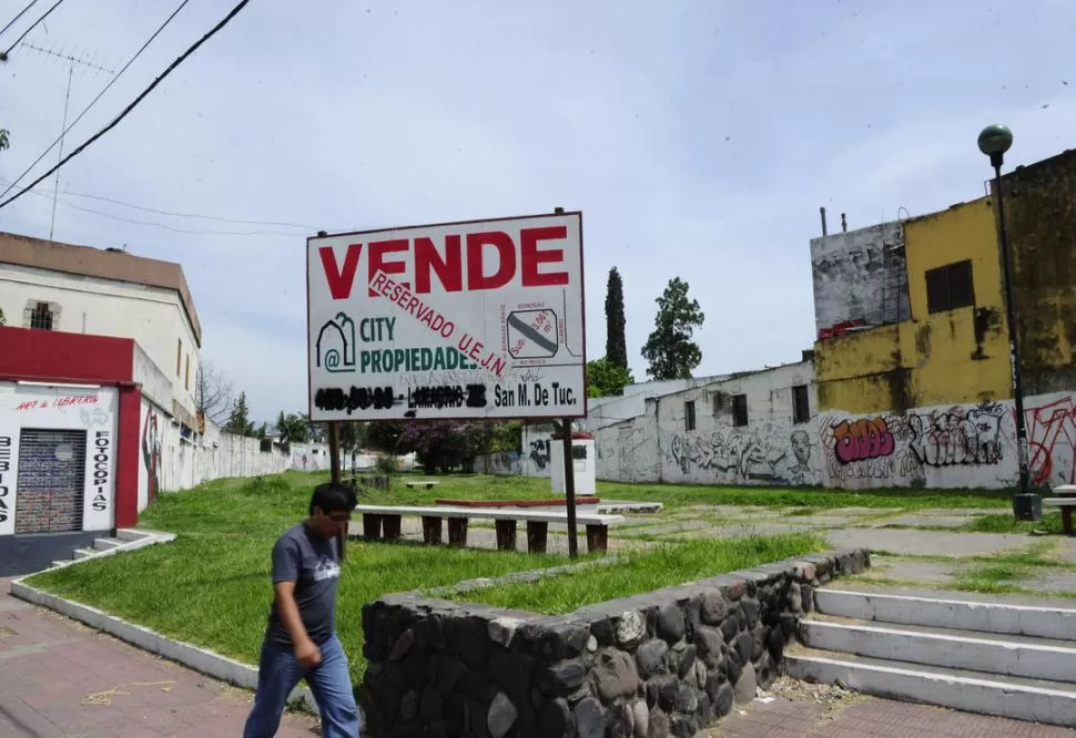 UN PASAJE. La plazoleta Sarmiento, que surca una cuadra en Alberdi al 800, desaparecerá próximamente porque el terreno habría sido vendido. LA GACETA / FOTO DE JORGE OLMOS SGROSSO