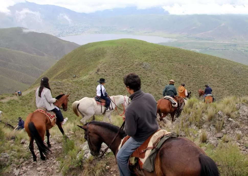  EN FILA POR EL SENDERO. Seis decenas de ginetes y caballos participaron en la primera edición del programa especial  Cabalgata al Cielo.  GENTILEZA DEL ENTE TUCUMÁN TURISMO