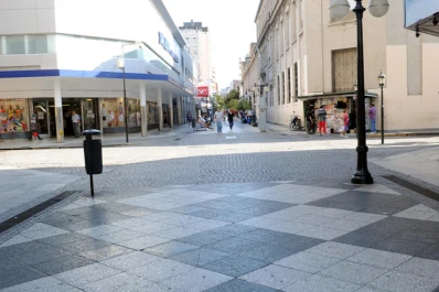 La mayoría de los comercios abrieron, pero en la calle hay poca gente