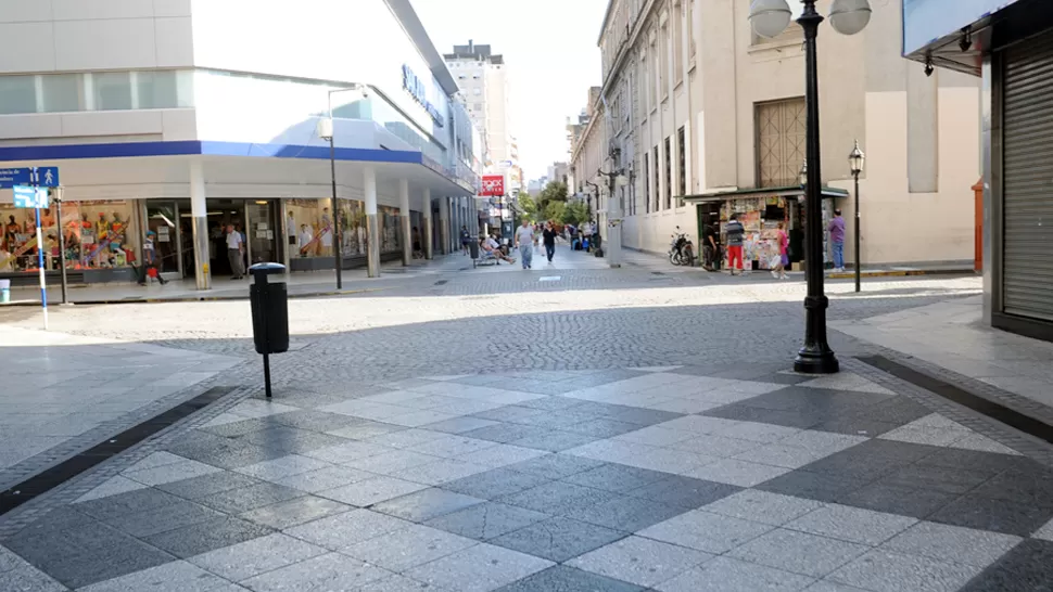 POCA GENTE. Aunque hay varios comercios abiertos, las peatonales céntricas están vacías. LA GACETA / FOTO DE FRANCO VERA