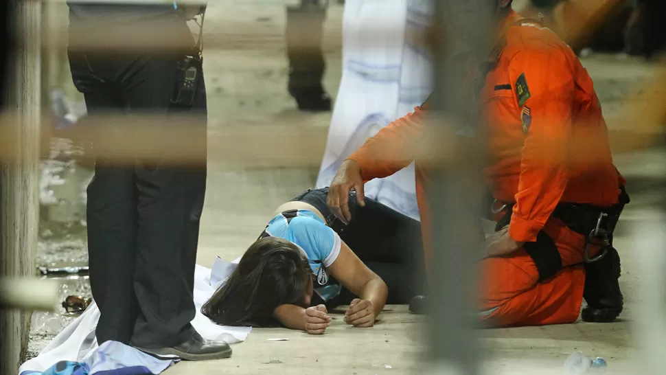 PUDO SER PEOR. Cuando se desmoronó la reja de contención, los hinchas cayeron al foso.  REUTERS