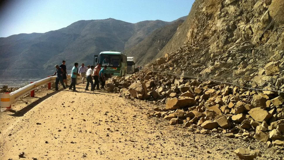 ATRAPADOS. Algunos de los caminos quedaron bloqueados tras el terremoto. FOTO TOMADA DE TWITTER / @RORROBUSTA