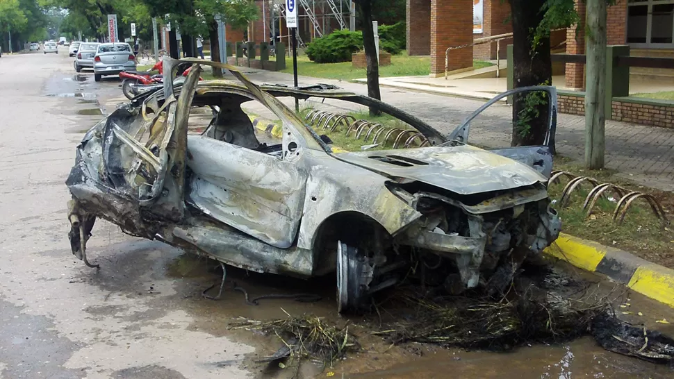 CONSUMIDO POR LAS LLAMAS. Así quedó el auto de Demichelis. TELAM