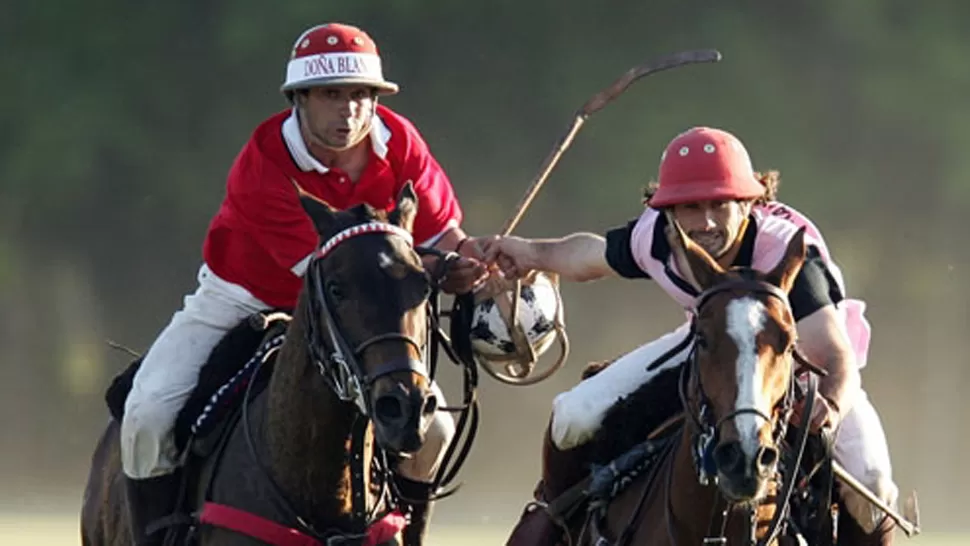 LA FIGURA. Nicolás Taberna (derecha) pelea por el pato. El jugador tiene 10 goles de handicap y será la estrella del torneo. 