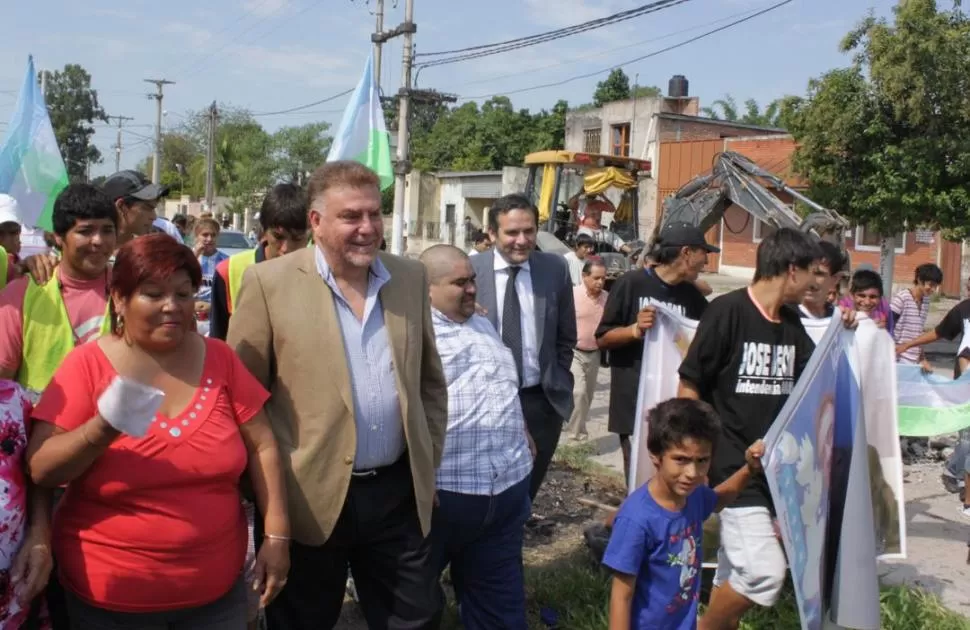 ENTUSIASMO. Amaya fue acompañado por vecinos del barrio Echeverría. PRENSA MUNICIPAL