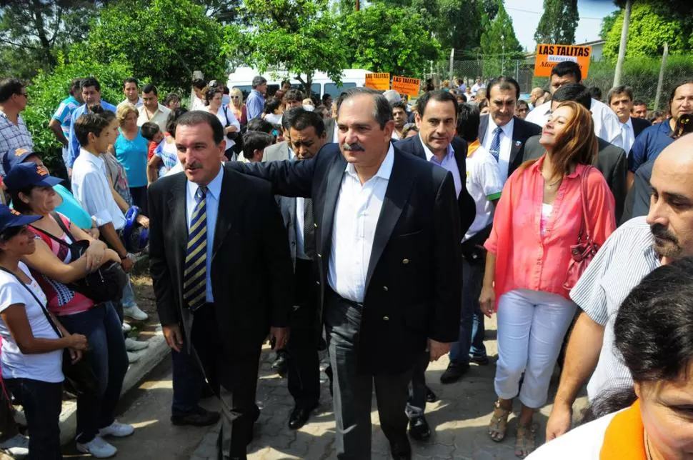 EN LAS TALITAS. El intendente local, Luis Morghentein (de corbata), y Alperovich confirmaron el inicio de las obras del sistema de cloacas en esa ciudad.     SECRETARIA DE PRENSA Y FUFUSION