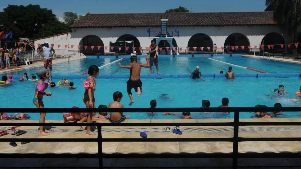 EN BUSCA DEL ALIVIO. Las altas temperaturas se mantendrán hasta el domingo, para cuando se espera un leve descenso de la temperatura. ARCHIVO LA GACETA / FOTO DE INES QUINTEROS ORIO