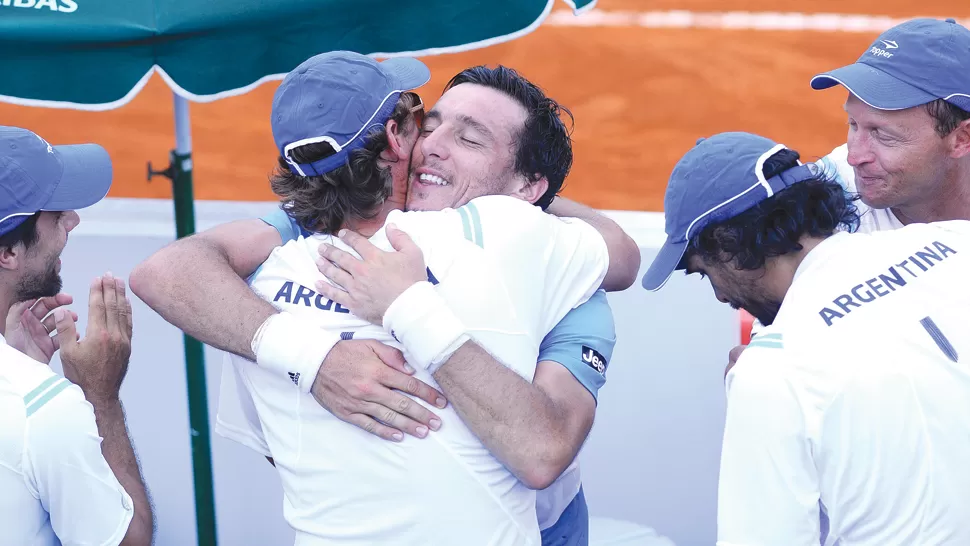 FELICES. Mónaco se abraza con Nalbandian; Zabaleta y Jaite los observan.