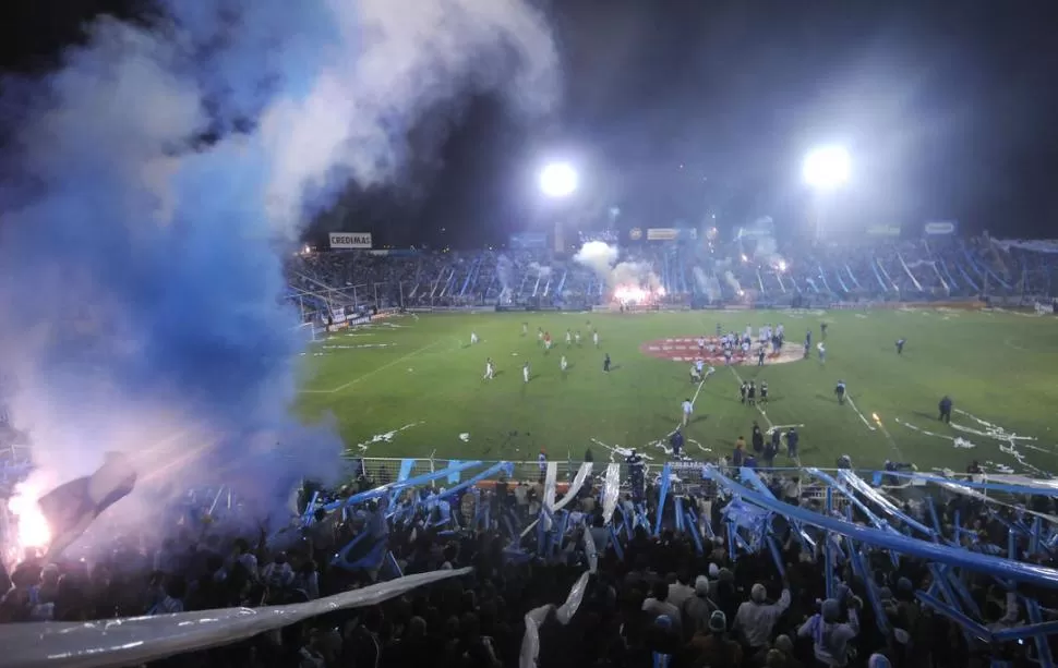 COMO EN LAS VIEJAS ÉPOCAS. De noche y bien iluminado, el Monumental ofrece un lindo espectáculo para hinchas, jugadores y dirigentes. Hoy se repite. 