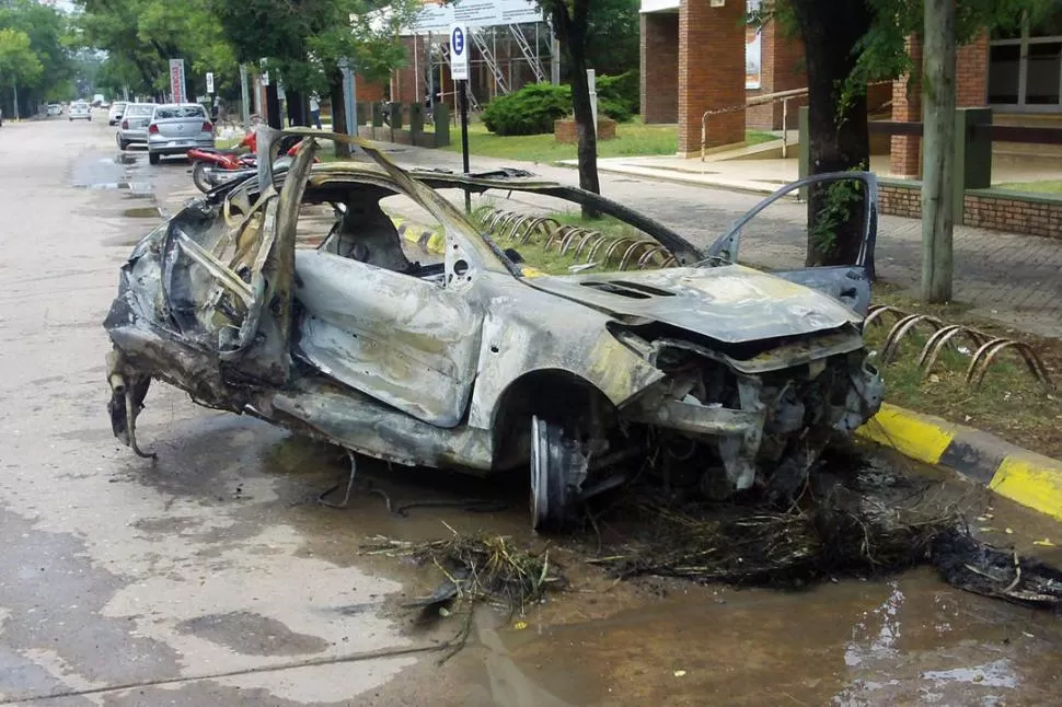 CALCINADO. El auto en el que viajaba el padre del futbolista se incendió. TELAM