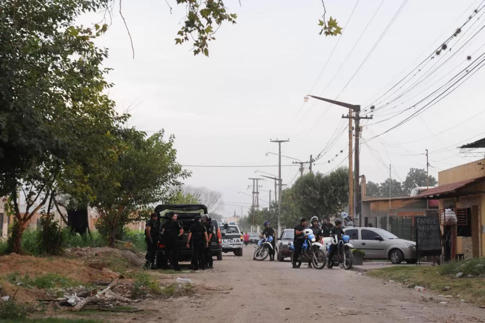 ALLANAMIENTOS. Uniformados de distintas dependencias participaron de la medida, en la zona sur de la capital, donde detuvieron a un sospechoso. LA GACETA / FOTOS DE MARIA SILVIA GRANARA - HECTOR PERALTA