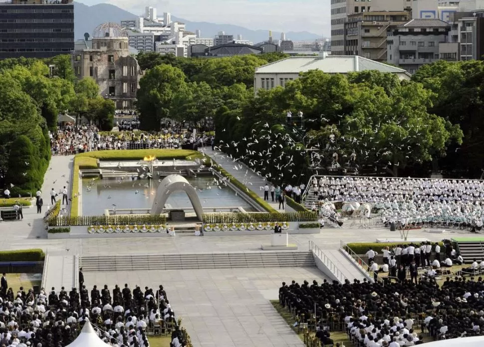 MEMORIA DEL HORROR. El Memorial Park de Hiroshima, en Japón, recuerda a los japoneses asesinados en 1947 por el bombardeo de los EEUU. REUTERS