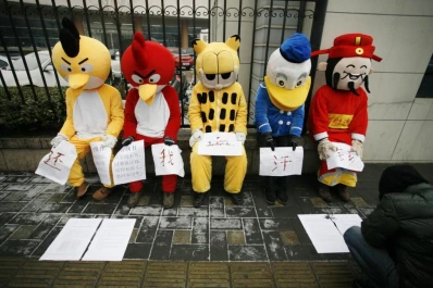 Trabajadores de la construcción reclaman, disfrazados, sus salarios